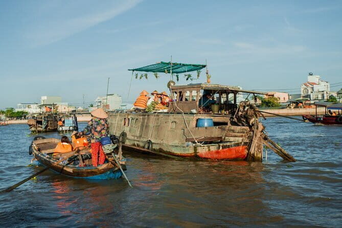 Hau River Floating Market and Con Son Islet Adventure - Entering Cai Rang: Floating Market Trading and Real Food Craft